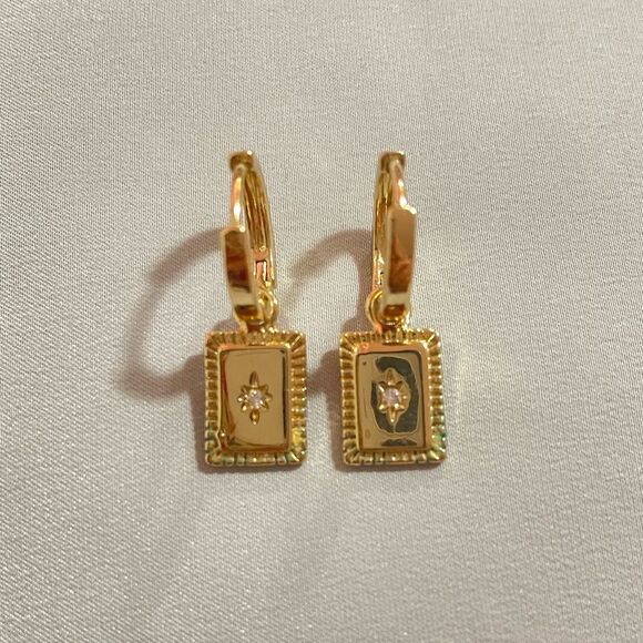 NEW Hello Molly Gold Tone Earrings - Picture 3 of 6